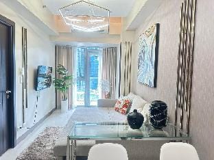 Executive Stay w/ Balcony & Malls @ Uptown BGC Apartment in Makati