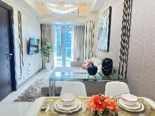 Executive Stay w/ Balcony & Malls @ Uptown BGC Apartment in Makati