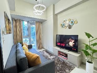 Executive Gem beside Malls & Bars @ Uptown BGC Apartment in Makati