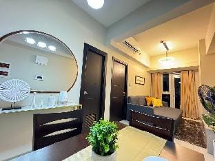 Executive Gem beside Malls & Bars @ Uptown BGC Apartment in Makati