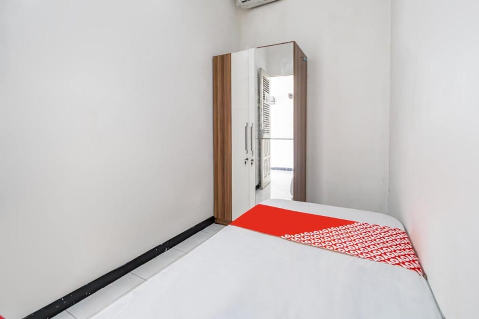 OYO Life 93977 Suterejo Homestay Syariah Hotel in Surabaya