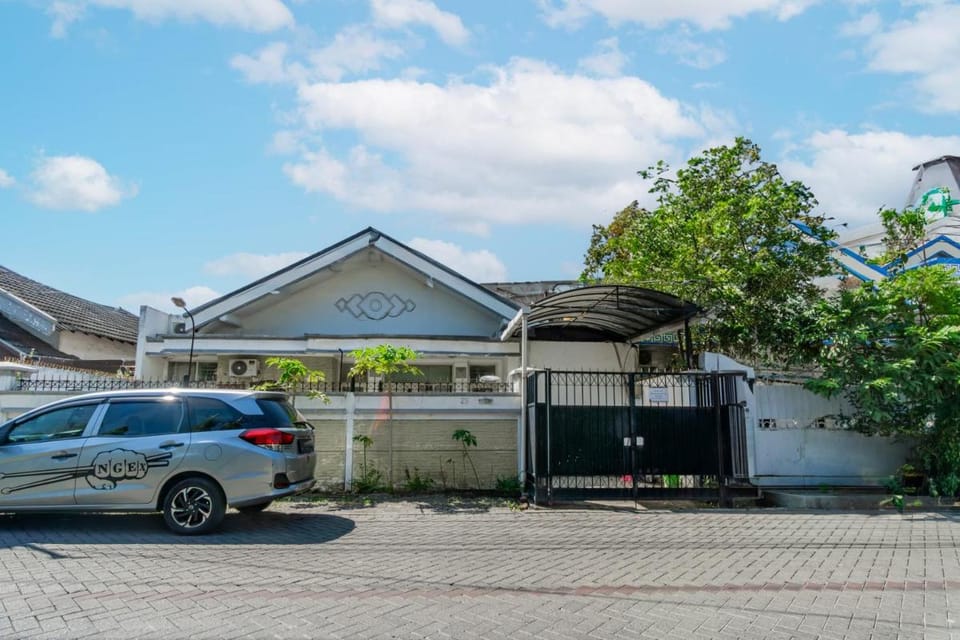 OYO Life 93977 Suterejo Homestay Syariah Hotel in Surabaya