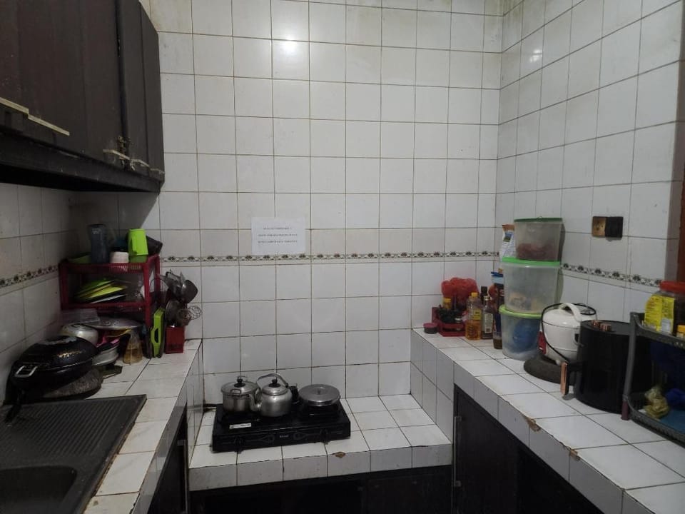 OYO Life 93979 Gubeng Homestay Syariah Hotel in Surabaya