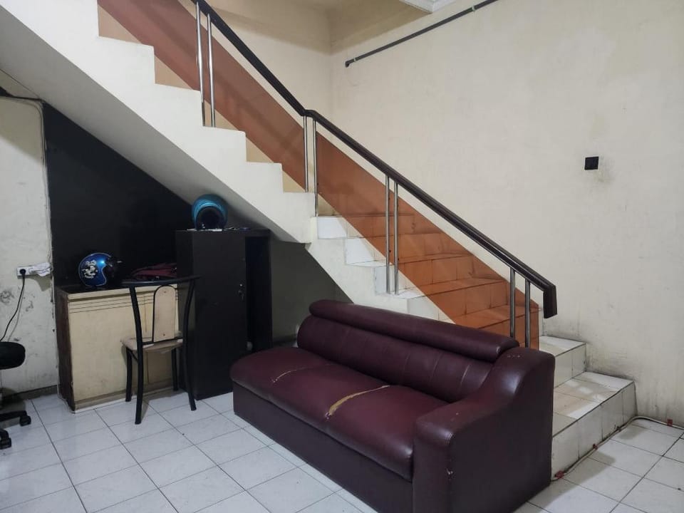 OYO Life 93979 Gubeng Homestay Syariah Hotel in Surabaya