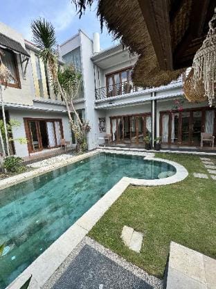 Lucito Villa 4 Bedrooms Spacious Pool at Kerobokan Villa in North Kuta