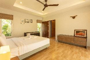Sunny pool villa Rawai, close to amenities #v87 Vacation rental in Rawai