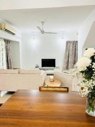 Spacious 5 Bedroom Double Storey House Vacation rental in Subang Jaya