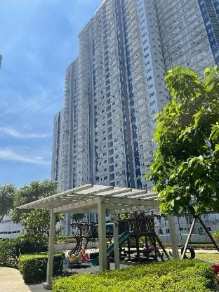 A 5-Star 1BR w/ Balcony Connected to SM North EDSA Apartment in Quezon City