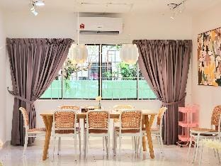 NEW! 18Pax, PJ SS14 Bungalow/Plaza33/SS2/Midvalley Vacation rental in Petaling Jaya
