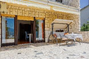 Sea View Suite/King Bed/ 150Mbps WiFi/ Patio Swing Apartment in Rijeka