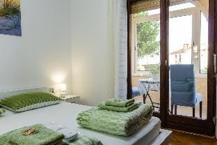 Sea View Suite/King Bed/ 150Mbps WiFi/ Patio Swing Apartment in Rijeka