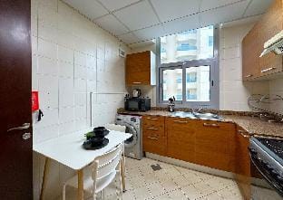 WOW Studio w/ Balcony and Canal View in Marina Apartment in Dubai