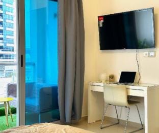 WOW Studio w/ Balcony and Canal View in Marina Apartment in Dubai