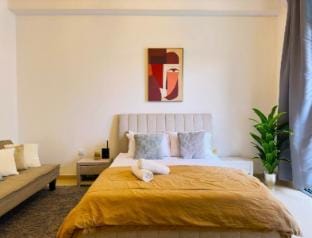 WOW Studio w/ Balcony and Canal View in Marina Apartment in Dubai