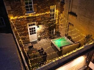 Harry’s Townhouse Apartment in Bath