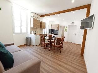 Central 2 Bedrooms Balcony Commandant André Apartment in Cannes