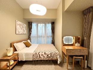 Sunlightwood Suite @ Uptown Parksuites 2 Vacation rental in Makati