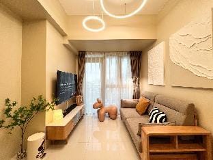 Sunlightwood Suite @ Uptown Parksuites 2 Vacation rental in Makati
