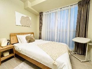 Sunlightwood Suite @ Uptown Parksuites 2 Vacation rental in Makati