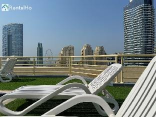 Quiet Studio w/ Balcony & RoofTop Pool in Marina Apartment in Dubai