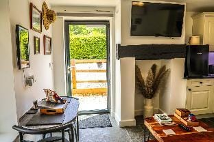 Cottage with Hot Tub near Cheltenham & Tewkesbury  Vacation rental in Cotswold District