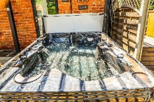 Cottage with Hot Tub near Cheltenham & Tewkesbury  Vacation rental in Cotswold District
