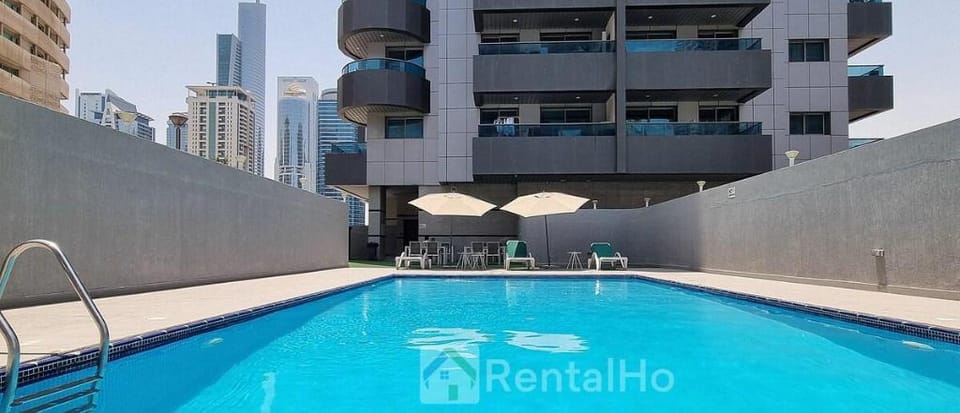 Luxury & Centric Flat with Balcony views in Marina Apartment in Dubai