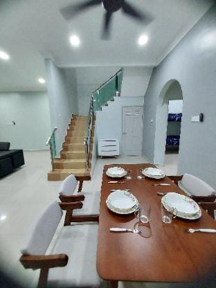 No 50 Setia Jaya Sitiawan @ 6 bedroom @ Free Wifi Vacation rental in Perak