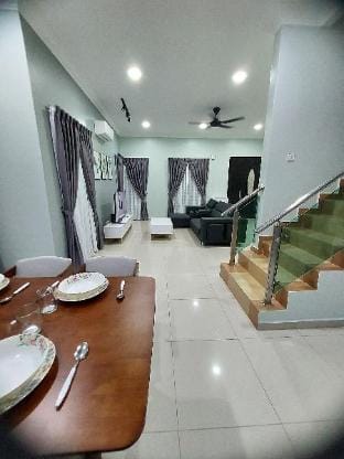 No 50 Setia Jaya Sitiawan @ 6 bedroom @ Free Wifi Vacation rental in Perak