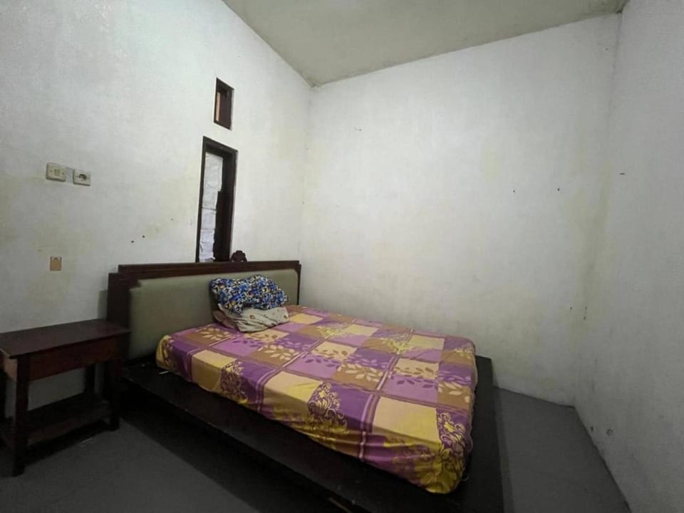SPOT ON 93999 Kost Ibu Joko Syariah Hotel in East Java
