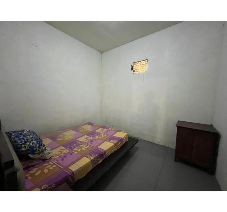 SPOT ON 93999 Kost Ibu Joko Syariah Hotel in East Java