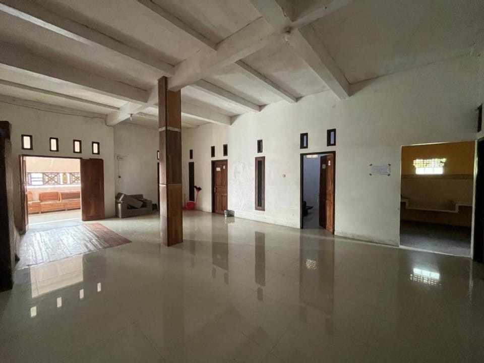 SPOT ON 93999 Kost Ibu Joko Syariah Hotel in East Java