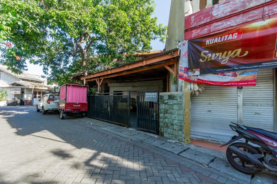 OYO Life 94040 Agung Home Stay Hotel in Surabaya