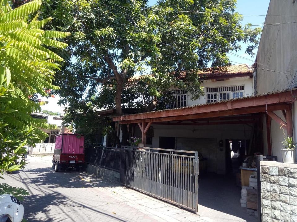 OYO Life 94040 Agung Home Stay Hotel in Surabaya