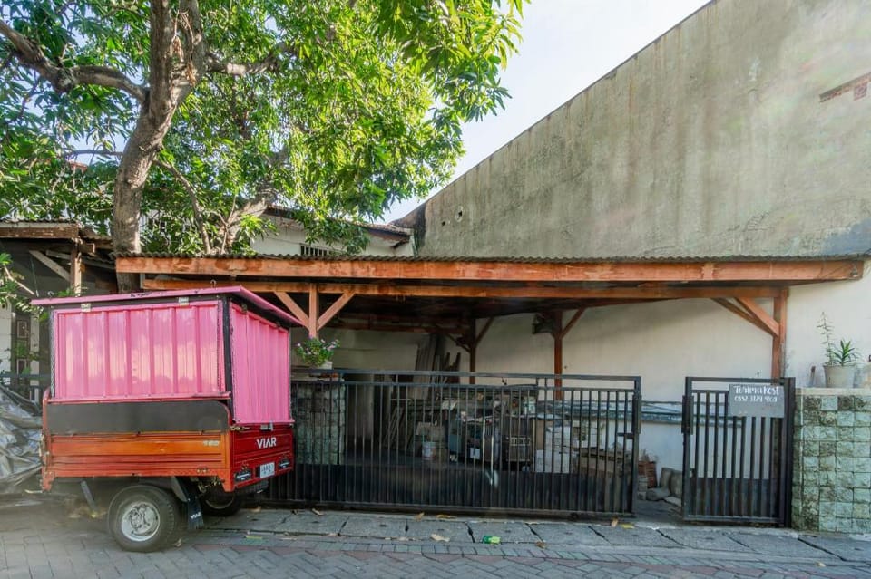 OYO Life 94040 Agung Home Stay Hotel in Surabaya