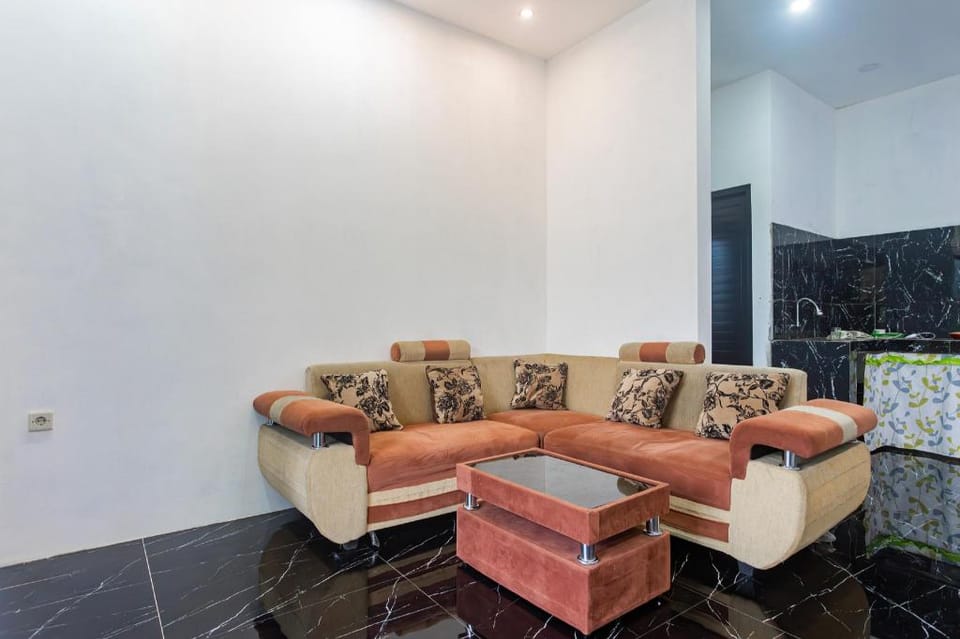 OYO 94049 Pondok Accilia Hotel in Cisarua