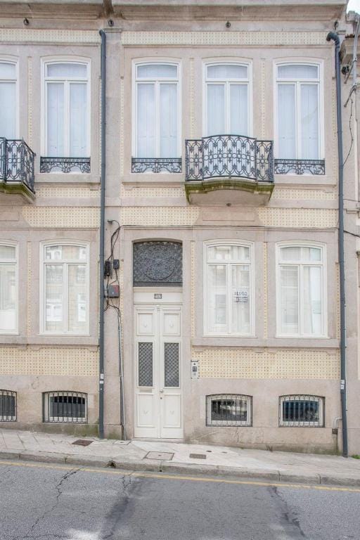 Liiiving in Porto - Downtown Balcony Studio Apartment in Porto