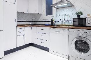 SAGRADA FAMILIA MODERN ART APT Wi-fi/AC/ SMART TV By MyRentalHost Apartment in Barcelona