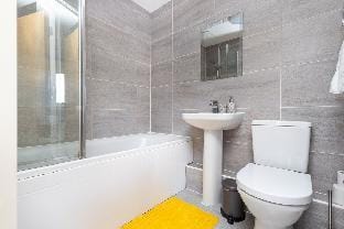 Central - Free Parking & WiFi, En-suite's, Balcony Vacation rental in Wakefield
