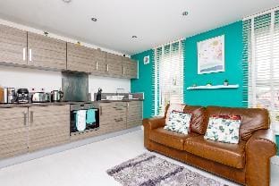 Central - Free Parking & WiFi, En-suite's, Balcony Vacation rental in Wakefield