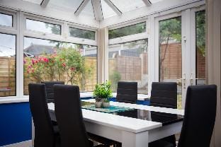 Parking, Self Check-in, WiFi, Smart TV, Garden Vacation rental in Leeds