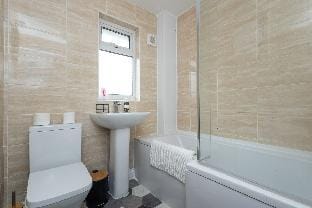 Parking, Self Check-in, WiFi, Smart TV, Garden Vacation rental in Leeds