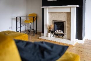 Free Parking, Free WiFi, Pool Table, Self Check-in Vacation rental in Leeds