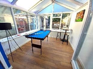 Free Parking, Free WiFi, Pool Table, Self Check-in Vacation rental in Leeds
