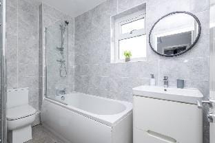 Free Parking & WiFi, Master En-suite, Fussball Vacation rental in Leeds