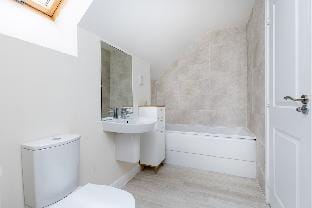 Parking, WiFi, King Beds, En-suites, Self Check-in Vacation rental in Wakefield