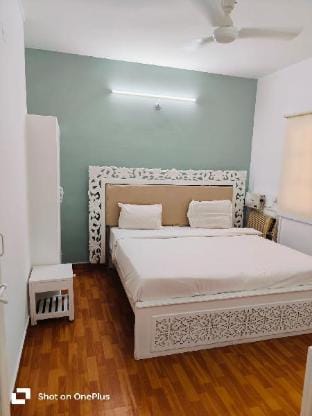 RoomzAway2004 Pool Kitchen, Wi-Fi, Senior-Friendly Apartment in Candolim