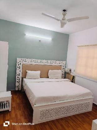RoomzAway2004 Pool Kitchen, Wi-Fi, Senior-Friendly Apartment in Candolim