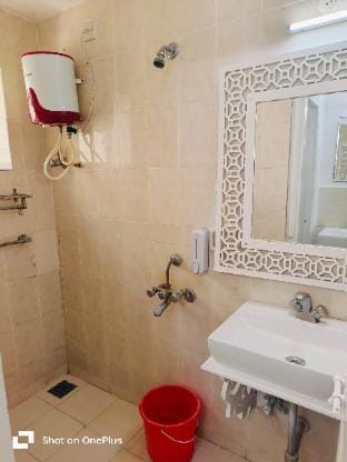 RoomzAway2004 Pool Kitchen, Wi-Fi, Senior-Friendly Apartment in Candolim