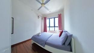 Up to 8 Pax, I-City, ISoho FREE WIFI 50" Smart TV Apartment in Selangor, Malaysia